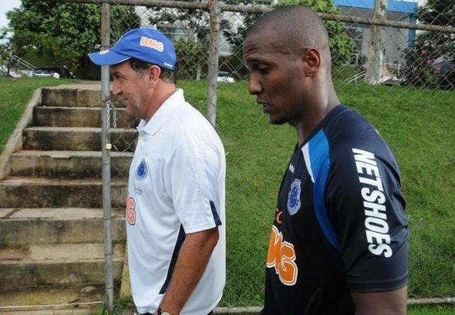 No incio do ano, Gilberto pensou em voltar a morar no Rio de Janeiro, para ficar perto das filhas; depois de conversa com Cuca (foto) e com a diretoria, o jogador resolveu ficar