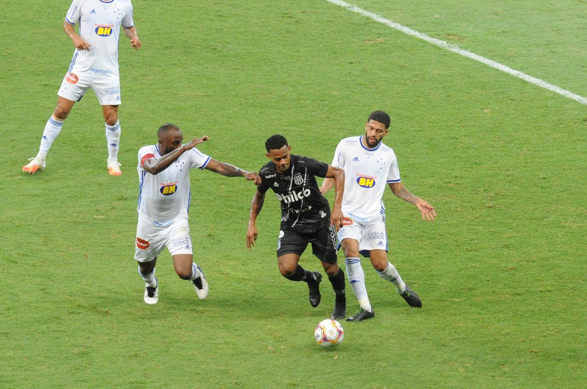 No segundo tempo, Manoel, de cabea, ampliou para o Cruzeiro: 3 a 0