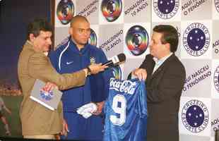 Em maio de 1994, Ronaldo recebe camisa do Cruzeiro do ento presidente Alvimar de Oliveira Costa