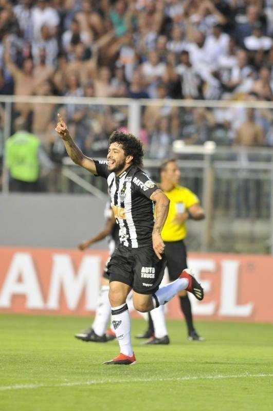 No primeiro tempo, Atltico abriu 3 a 1 no placar, com gols de Luan e Ricardo Oliveira (2)