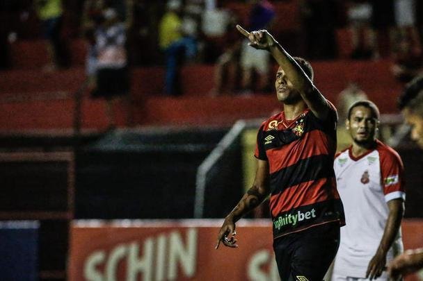 O Sport abriu o placar no primeiro tempo com Elton, escolhido pelo técnico Guto Ferreira como titular para a partida.