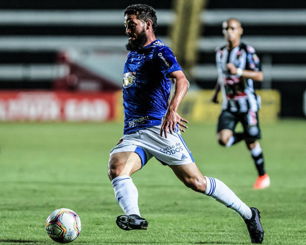 Na estreia do técnico Felipão, em 20 de outubro, o Cruzeiro venceu o Operário por 1 a 0, no estádio Germano Krüger, em Ponta Grossa (PR), pela 17ª rodada da Série B. O atacante Arthur Caíke fez o único gol do jogo.