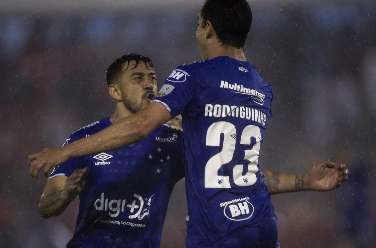 Lance do duelo entre Huracn e Cruzeiro, em Buenos Aires, pelo Grupo B da Copa Libertadores
