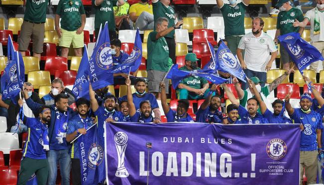 Fotos das torcidas de Palmeiras e Chelsea durante a final do Mundial de Clubes no Estdio Mohammed Bin Zayed em Abu Dhabi