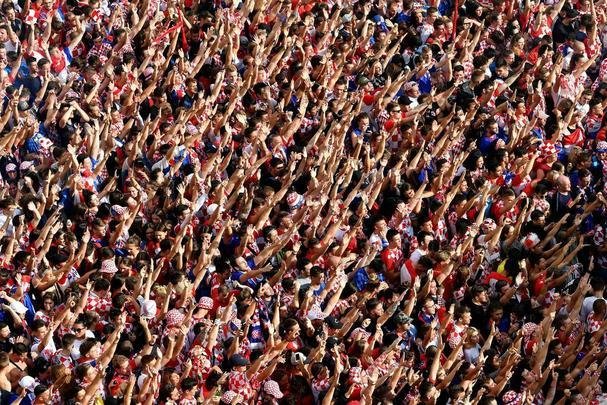 Reaes da torcida croata em Zagreb depois da perda do ttulo da Copa do Mundo para a Frana