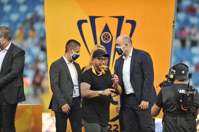 Jogadores do Atltico erguem a taa de campeo da Supercopa do Brasil na Arena Pantanal, em Cuiab