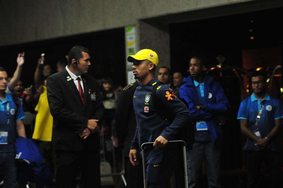 Seleo Brasileira deixou hotel Ouro Minas na noite desta quarta-feira e se despediu de Belo Horizonte, onde venceu a Argentina por 2 a 0 na semifinal da Copa Amrica. Reta final de treinos ser na Granja Comary, em Terespolis. Deciso est marcado para domingo, s 17h, no Maracan