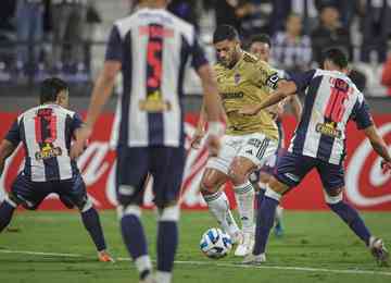Comentarista de arbitragem não resistiu e cornetou jogador do Alianza Lima, do Peru, durante jogo contra o Galo