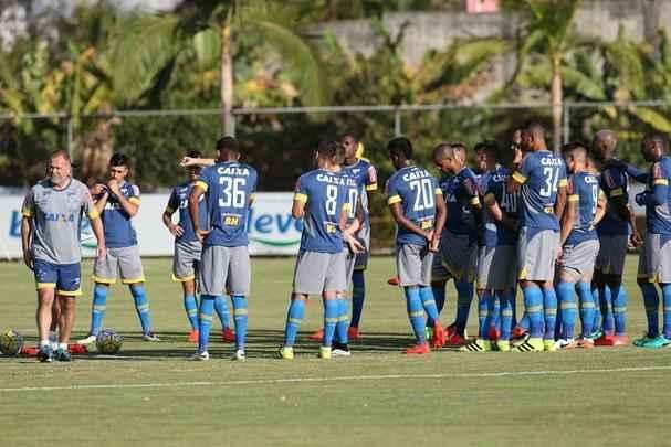 Treinador escalou Manoel na defesa, Willian no ataque, mas ganhou dvida com entorse de Henrique