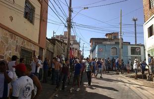 Torcedores do Cruzeiro na chegada ao Independncia (Rua Ismnia Tunes, no Horto)