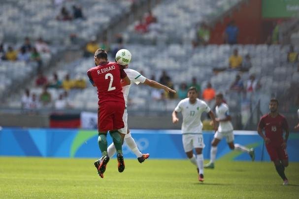 Portugal e Arglia empataram por 1 a 1 no Mineiro. Resultado fez os lusitanos avanarem s quartas de final em primeiro. Honduras passou em segundo. Surpreendentemente, Argentina est eliminada dos Jogos do Rio j na primeira fase do futebol masculino 