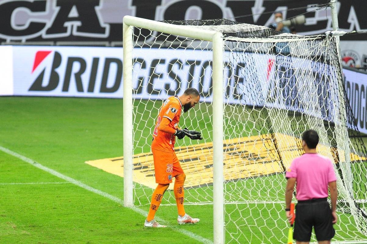 Goleiro Everson, do Atltico, foi heri na deciso por pnaltis contra o Boca Juniors ao defender duas cobranas e ao marcar o gol da classificao: 3 a 1 nas batidas alternadas aps 0 a 0 no tempo normal, no Mineiro.