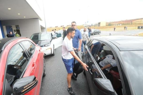 No desembarque do Cruzeiro em Confins, após o jogo contra o Ceará, técnico Rogério Ceni foi ovacionado por torcedores presentes no aeroporto. Já o meia Thiago Neves, apontado como pivô do atrito com o técnico, foi criticado. Assim como treinador, goleiro Fábio foi ovacionado pelos cruzeirenses na chegada.