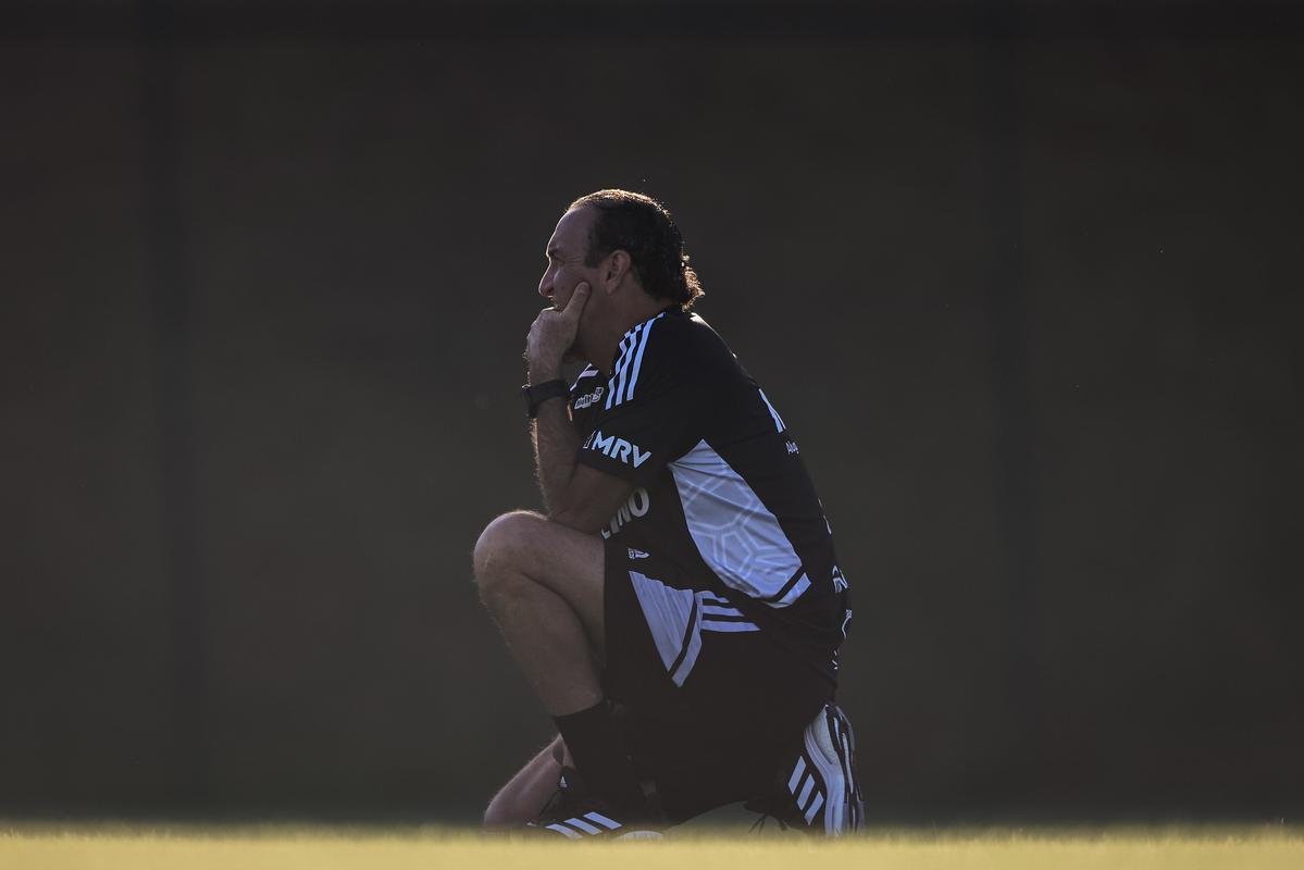 Nesta tera-feira (26), Cuca foi apresentado como treinador do Atltico - pela terceira vez na carreira. Primeiro, foi saudado pelo diretor de futebol Rodrigo Caetano e concedeu entrevista coletiva na sala de imprensa da Cidade do Galo. Depois, comandou o primeiro treino com o elenco no CT, j pensando no confronto contra o Internacional, pelo Campeonato Brasileiro.