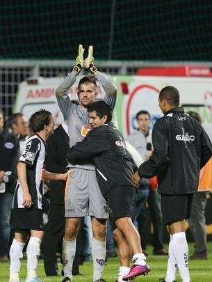 Aps a partida, Victor era o mais assediado no gramado do Independncia