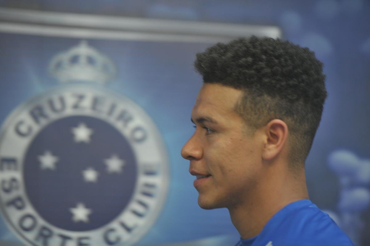 Fotos da apresentao de meia Marquinhos Gabriel no Cruzeiro (Alexandre Guzanshe/EM D.A Press)