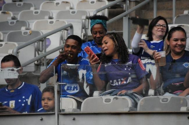 Fotos da chegada da torcida do Cruzeiro ao Mineiro na partida contra o CRB pela Srie B do Brasileiro; longas filas de formaram na esplanada antes da partida