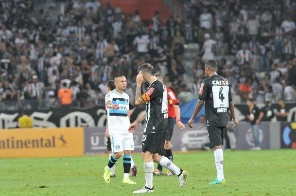 Everton marcou o terceiro gol do Grmio no Mineiro e fechou vitria por 3 a 1 na deciso da Copa do Brasil