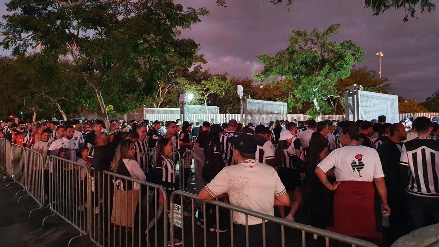 Fotos da chegada da torcida do Atltico ao Mineiro para o jogo contra o Emelec pelas oitavas de final da Copa Libertadores de 2022