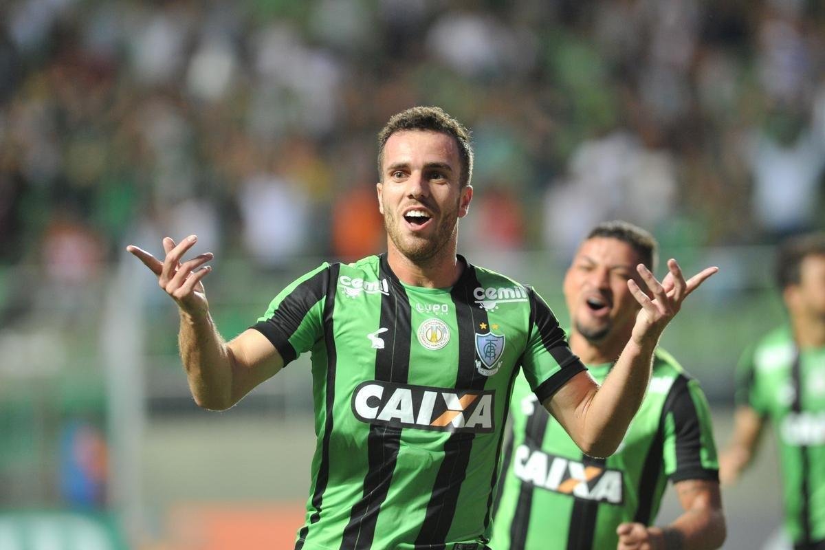 Serginho marcou duas vezes na vitria de virada do Amrica sobre Atltico-PR, no Horto 