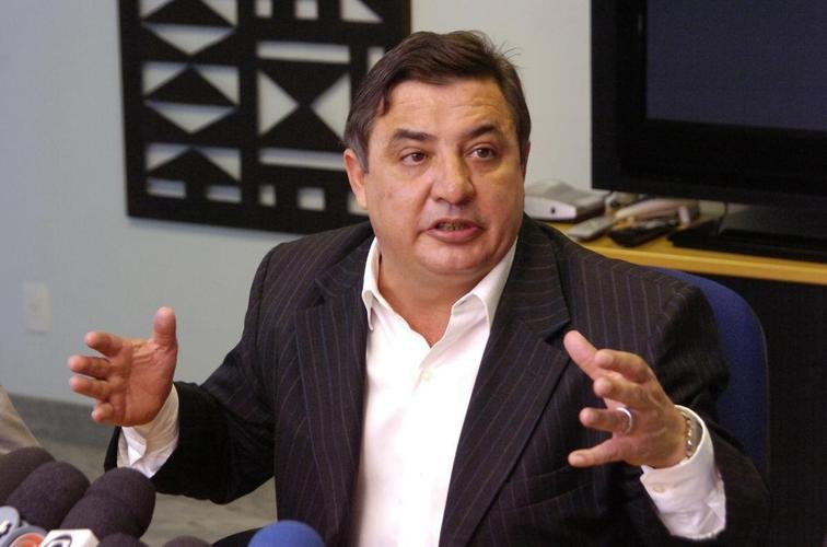 Zez Perrella (1995-2002) - presidente do Cruzeiro por trs mandatos seguidos, ganhou ttulos importantes, como Libertadores de 1997 e Copa do Brasil de 2000, mas tambm a fama de 'mercantilista', por sempre negociar os principais jogadores do clube. De trajetria controversa, ficou marcado por criar uma dinastia, elegendo seu irmo Alvimar de Oliveira Costa aps a sada do cargo e retornando ao clube em 2009, quando fez gesto questionvel at 2011. Ainda  lembrado por ter utilizado o clube como trampolim poltico - Zez foi deputado federal (1999 a 2003); deputado estadual (2007 a 2011) e senador (2011 a 2019). 