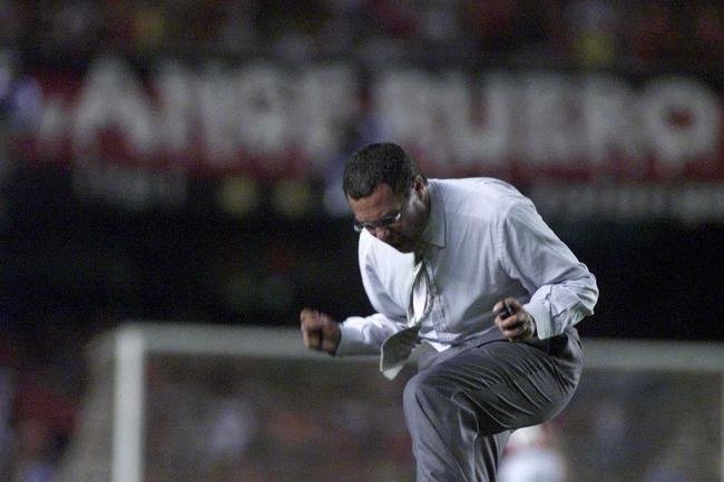 8 de junho de 2003 - Luxemburgo comemora golao de letra de Alex e empate por 1 a 1 com Flamengo no jogo de ida da final da Copa do Brasil, no Maracan