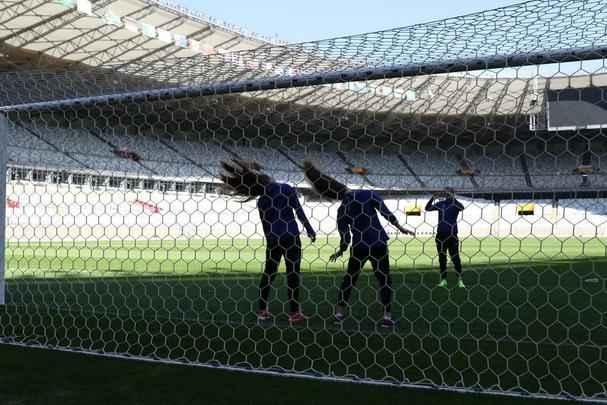 Jogadoras norte-americanas aproveitaram tempo no estdio para tirar fotos no gramado