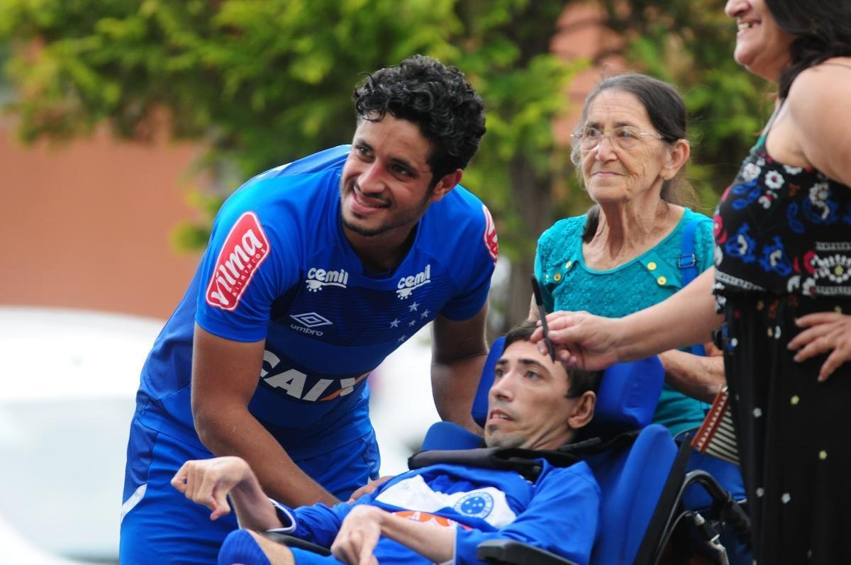 Com presena da torcida, Cruzeiro seguiu preparao para jogo contra o Fluminense, no Mineiro. Nesta sexta, Mano definiu Lucas Silva como substituto de Henrique, suspenso. O zagueiro Leo (foto) treinou normalmente aps se recuperar de leso e ser relacionado. 