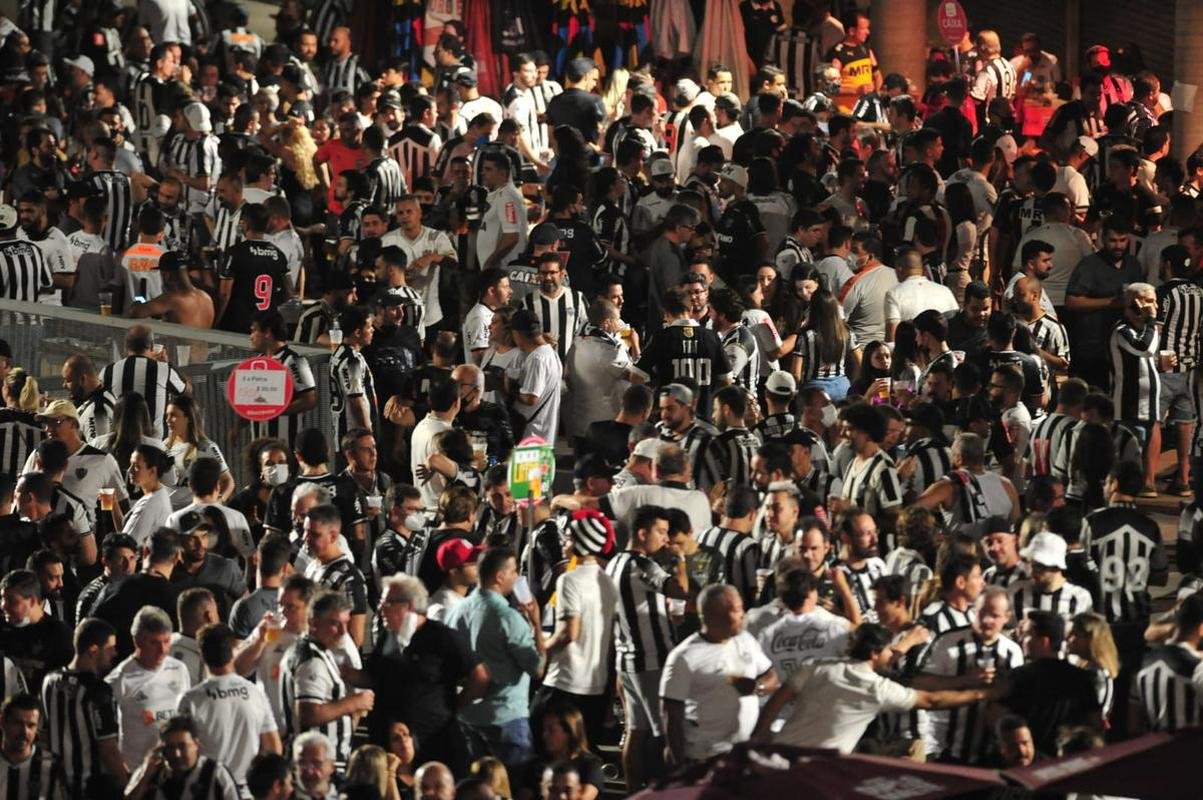 Atleticanos invadiram o Mineiro no jogo contra o Grmio e bateram recorde de pblico no Brasileiro; veja fotos do entorno do estdio antes da partida