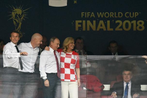 Presidente francês Emmanuel Macron, presidente croata Kolinda Grabar-Kitarovic, presidente da Fifa Gianni Infantino e o presidente russo Vladimir Putin no estádio Luzhniki, em Moscou