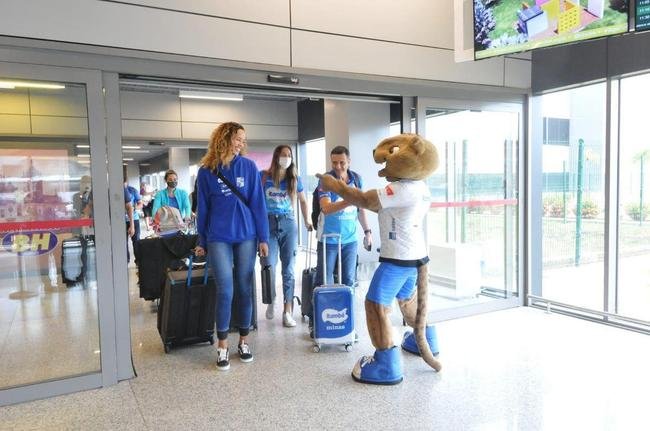 Minas desembarca no aeroporto de Confins, em BH, neste s�bado (30), ap�s o tri da Superliga Feminina