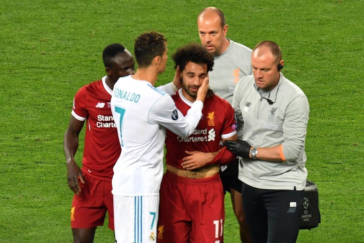 Salah, do Liverpool, sofreu falta de Sergio Ramos, machucou ombro esquerdo e deixou a final no primeiro tempo