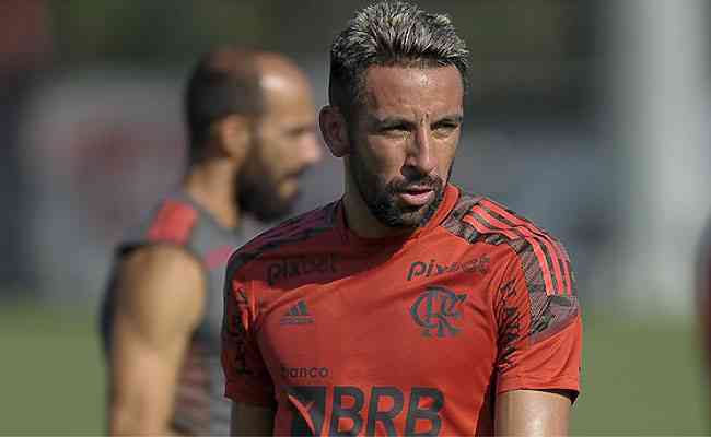 Mauricio Isla é anunciado em novo clube na América do Sul