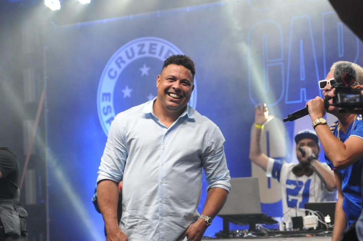 Ronaldo levou cruzeirenses de Conselheiro Lafaiete ao delrio ao participar da Caravana do Cruzeiro nesta quarta-feira (26). Fenmeno esteve acompanhado no palco de Pedro Loureno, patrocinador do clube, e ganhou msica nova produzida pelo rapper Das Quebradas