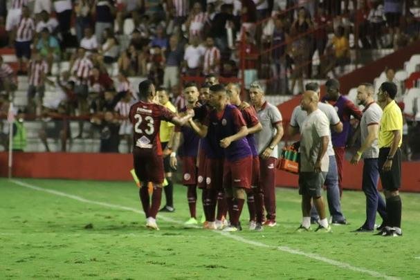 No primeiro Clssico das Emoes do ano, Nutico e Santa Cruz empatam em 2 a 2