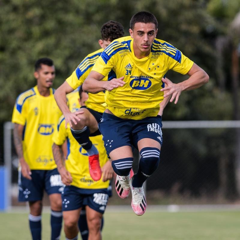 Comisso tcnica de Vanderlei Luxemburgo comandou treino na Toca da Raposa II nesta quarta-feira. Time se prepara para enfrentar o Brusque, s 11h de sbado, no estdio Augusto Bauer, em Santa Catarina, pela 16 rodada da Srie B.