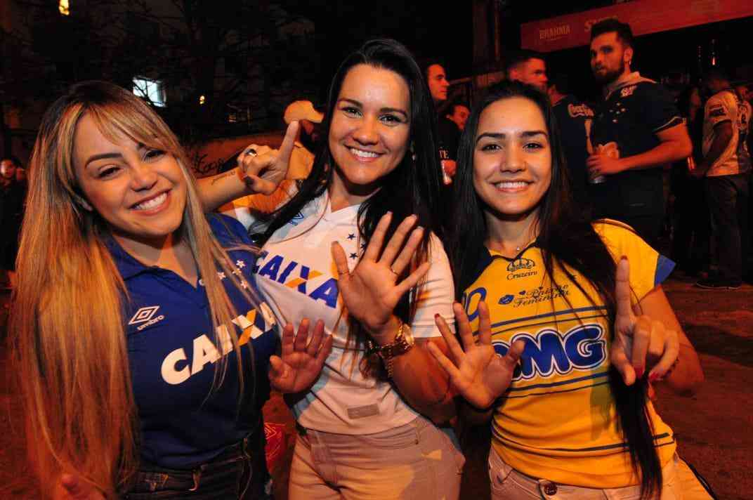 Torcedores do Cruzeiro fazem viglia de 24 horas no Mineiro para aguardar a primeira partida da final da Copa do Brasil contra o Corinthians, nesta quarta-feira, s 21h45. Evento foi divulgado na internet e reuniu dezenas de fanticos. Movimento foi lanado em 2013, antes de jogo decisivo com o Grmio, pelo Campeonato Brasileiro, e j havia se repetido em 2017 antes da deciso da Copa do Brasil.