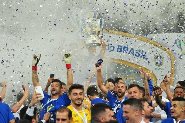 Seja em campo, nas arquibancadas da Arena Corinthians ou nas ruas de Belo Horizonte, os cruzeirenses comemoraram bastante a conquista do sexto ttulo da Copa do Brasil. O clube se tornou o maior vencedor isolado da histria do torneio, deixando para trs o Grmio, que ganhou cinco vezes. Veja as melhores imagens da celebrao de jogadores, dirigentes e torcedores!