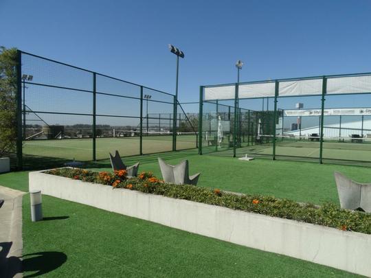 O hotel que abriga o Atlético tem cassino, shopping, spa, piscina, academia e quadras