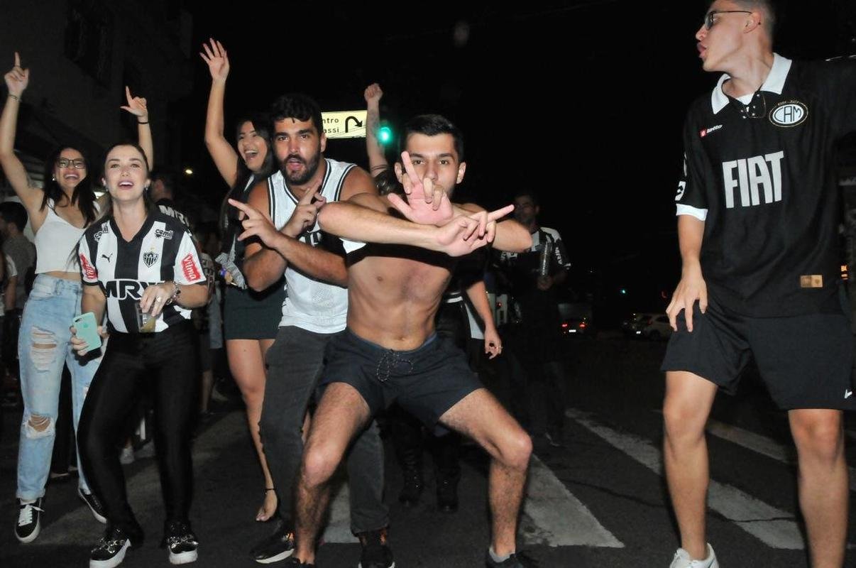 Torcedores do Galo comemoram classificao  final da Copa do Brasil no Bar do Salomo, tradicional reduto atleticano de Belo Horizonte