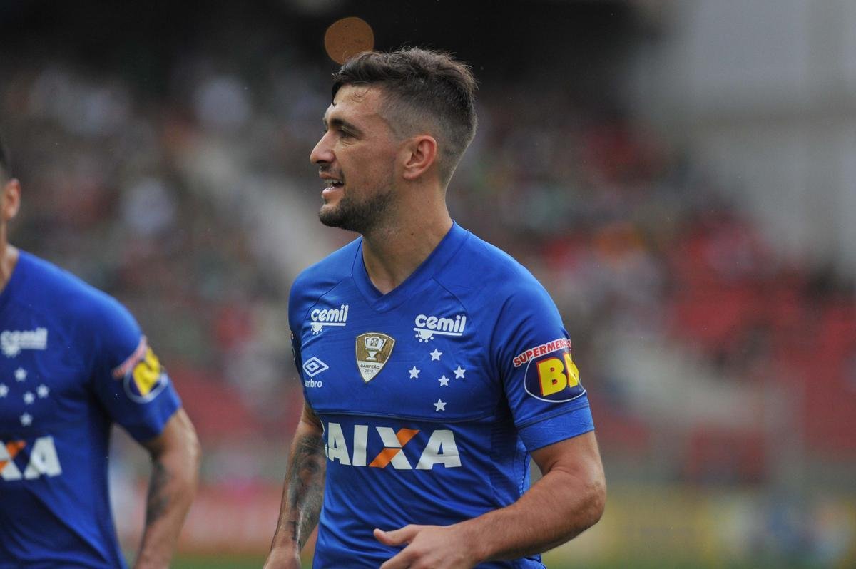 Arrascaeta (armador) - com auxlio da rede Supermercados BH, o Cruzeiro contratou Arrascaeta ao Defensor-URU, em janeiro de 2015, por R$ 12 milhes. O time celeste chegou a anunciar a posse de 50% dos direitos econmicos do uruguaio, mas, conforme o balano patrimonial referente a 2017, a participao  de 25%.