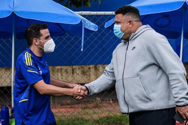 Em sua primeira visita  Toca da Raposa II, Ronaldo concedeu entrevista coletiva e teve contato com jogadores e comisso tcnica do Cruzeiro. Ele tambm se encontrou com scios da categoria Diamante.