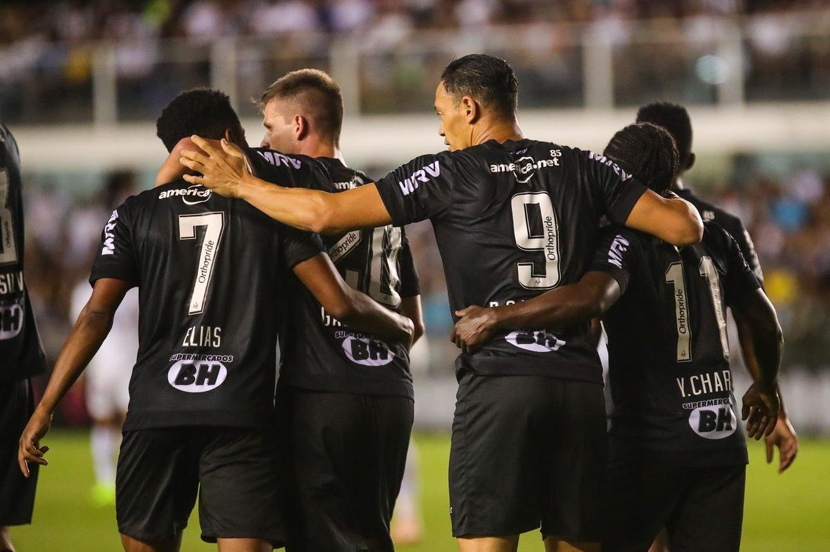 Na Vila Belmiro, Atltico  derrotado pelo Santos por 3 a 2, pela 37 rodada do Campeonato Brasileiro 