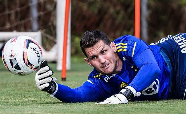 Goleiro do Cruzeiro cita importância de jogar em casa contra o imortal