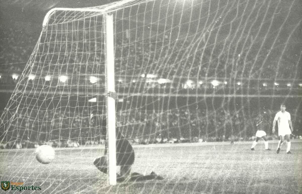 Imagens da vitória do Cruzeiro sobre o Santos, por 6 a 2, no Mineirão, no jogo de ida da final da Taça Brasil de 1966. Gols celestes foram marcados por Zé Carlos (contra), Natal, Dirceu Lopes (3) e Tostão (pênalti)