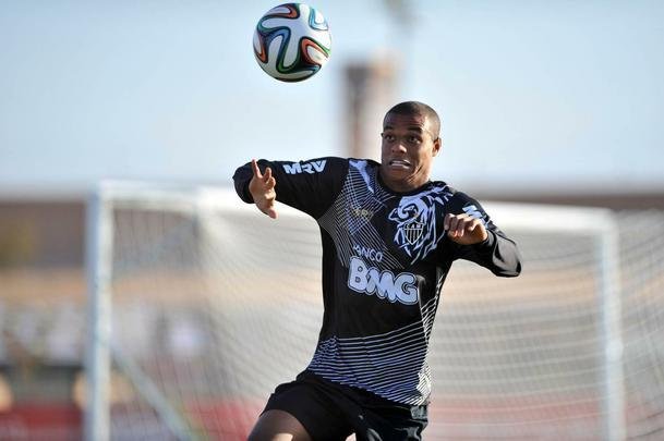 ATLTICO - O volante Lucas Cndido, que tambm joga na lateral esquerda, fez parte do grupo que conquistou a Copa Libertadores para o Atltico em 2013.