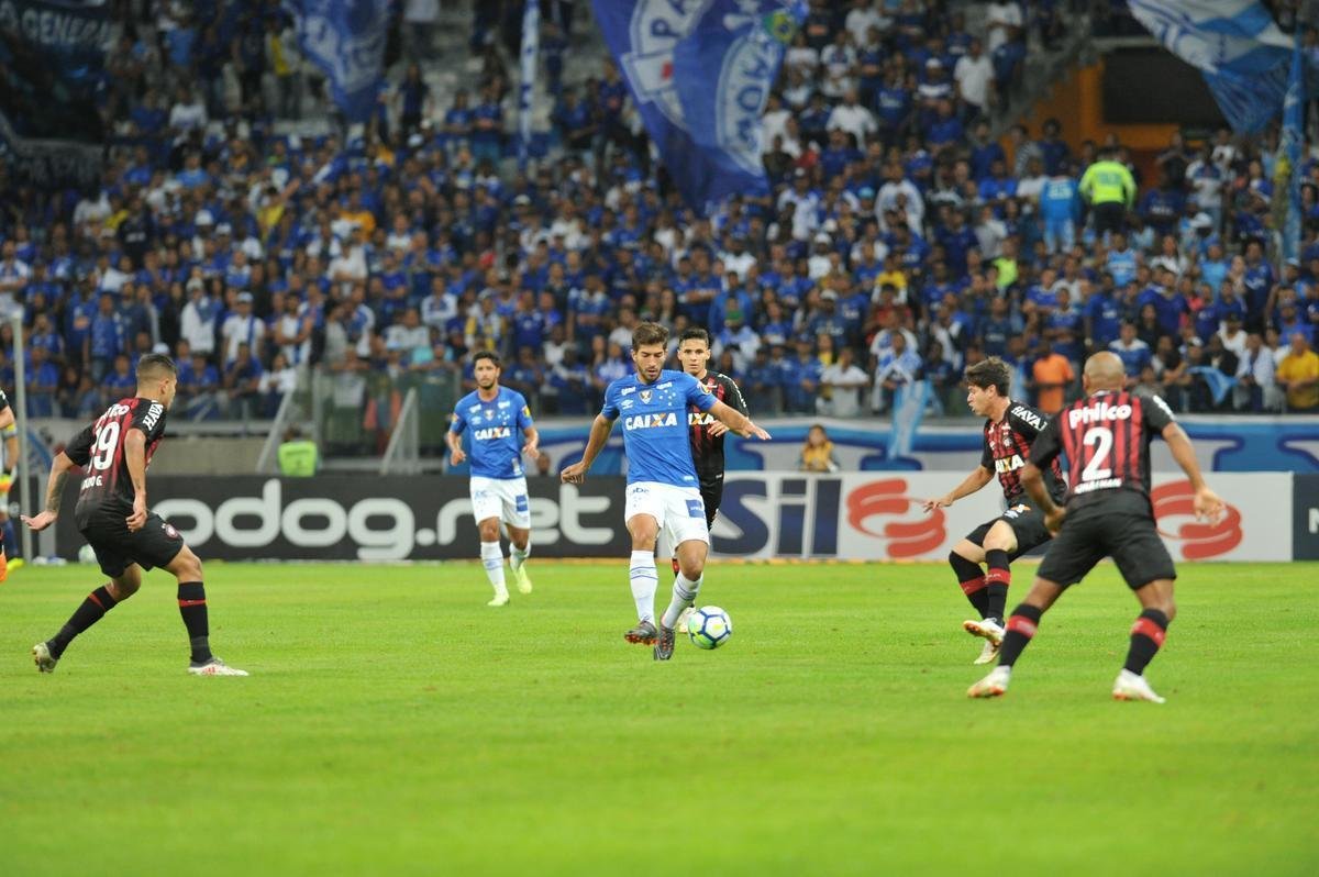 Lances do primeiro tempo da partida entre Cruzeiro e Atltico-PR, no Mineiro, pelas oitavas de final da Copa do Brasil