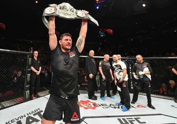 Na luta principal do UFC 204, em Manchester, Michael Bisping supera Dan Henderson em polêmica decisão unânime dos juízes e tem sucesso na primeira defesa de cinturão do peso médio