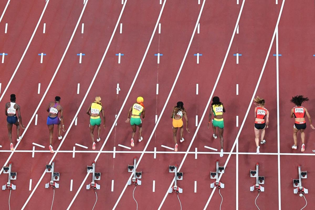 Fotos espetaculares da vitria da jamaicana Elaine Thompson-Herah nos 100m rasos dos Jogos Olmpicos de Tquio com o tempo de 10s61. A velocista quebrou o recorde olmpico e comandou o pdio jamaicano ao lado de Ann Fraser-Pryce, prata, e Shericka Jackson, bronze.