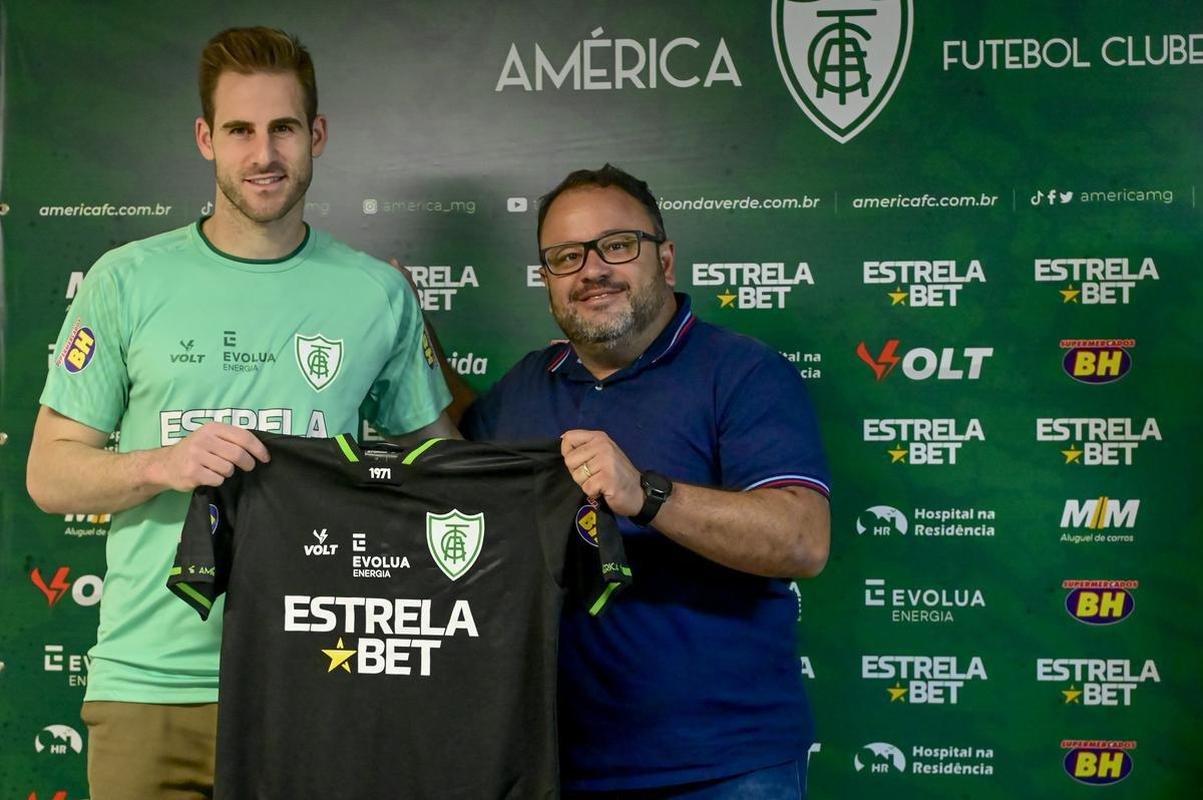 O goleiro Mateus Pasinato e o atacante Mikael foram apresentados pelo Amrica nessa quinta-feira (3/2), no CT Lanna Drumond